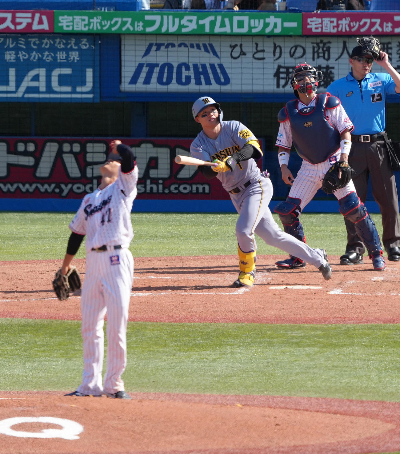 ヤクルト対阪神　5回表阪神2死二塁、森下は先制2点本塁打を放つ。投手高橋（撮影・足立雅史）