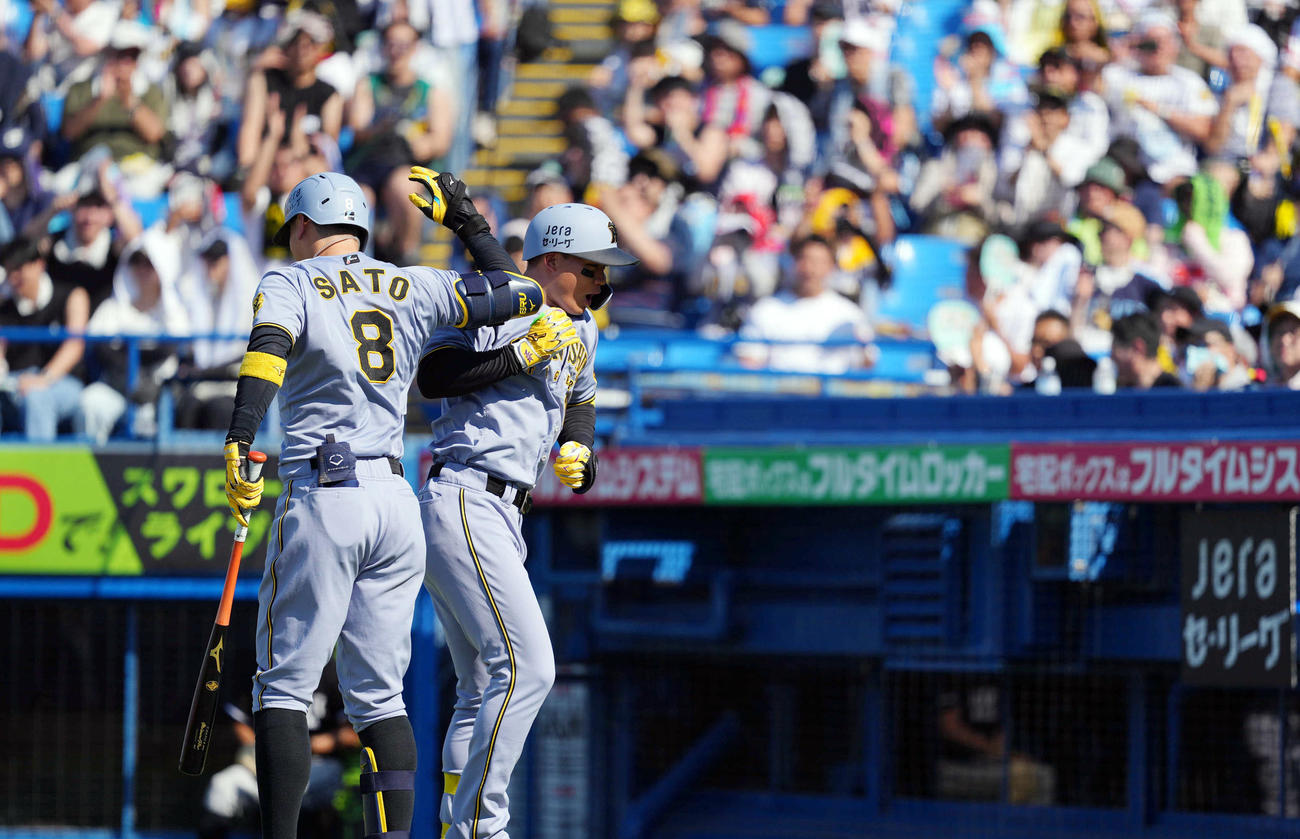 ヤクルト対阪神　5回表阪神2死二塁、2点本塁打を放ち、佐藤輝（左）とタッチを交わす森下（撮影・狩俣裕三）