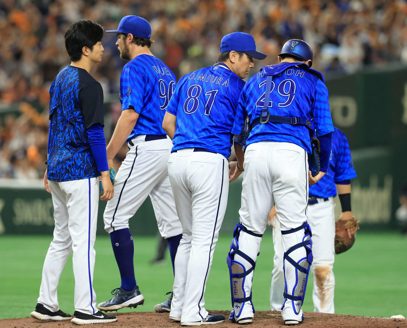 巨人対DeNA 6回裏巨人1死満塁、オコエに3点適時三塁打を許したバウアー（左から2人目）に降板を告げた三浦監督（中央）（撮影・浅見桂子）