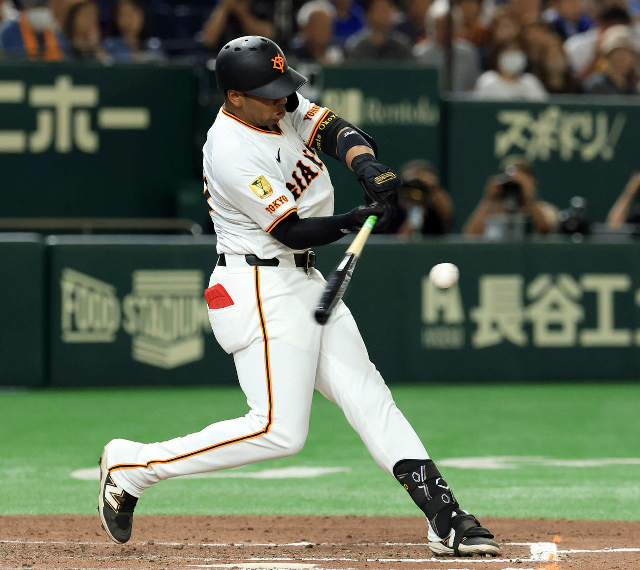 巨人対DeNA 6回裏巨人1死満塁、オコエは走者一掃の中越え3点適時三塁打を放つ（撮影・浅見桂子）