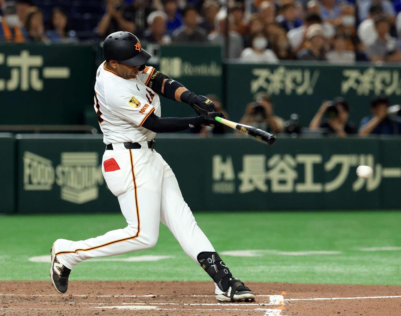 巨人対DeNA 6回裏巨人1死満塁、オコエは走者一掃の中越え3点適時三塁打を放つ（撮影・浅見桂子）