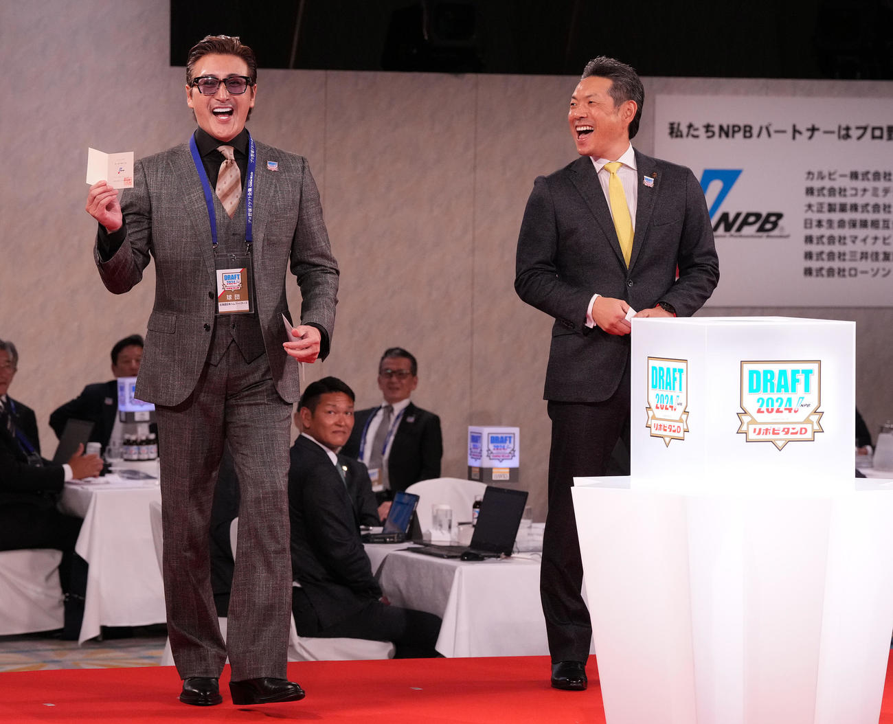 ドラフト1位で福岡大大濠・柴田の交渉権を獲得し、ガッツポーズする日本ハム新庄監督。右はソフトバンク小久保監督（2024年10月撮影）