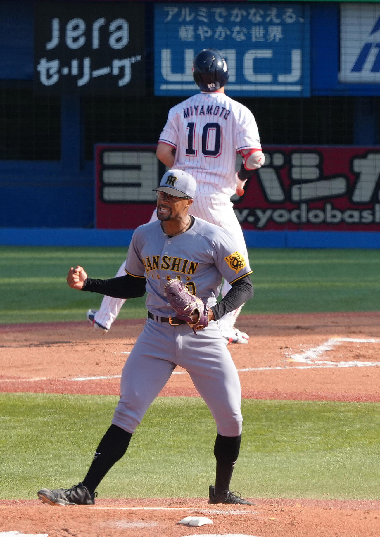 ヤクルト対阪神　7回裏ヤクルト2死、宮本（後方）を空振り三振に仕留めたデュプランティエは雄たけびガッツポーズ（撮影・足立雅史）