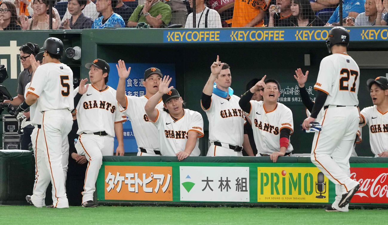 巨人対DeNA 4回裏巨人2死二、三塁、丸の先制2点中適時二塁打に沸く先発のグリフィン（中央）らベンチのナイン（撮影・小沢裕）