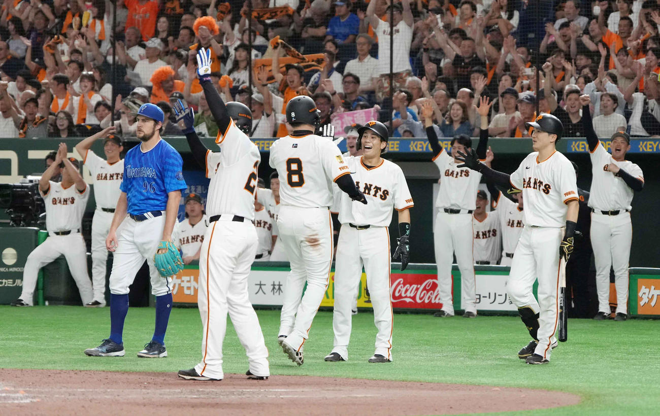 巨人対DeNA 6回裏巨人1死満塁、DeNA先発のバウアー（左から3人目）はオコエに走者一掃の3点適時三塁打を許す（撮影・小沢裕）