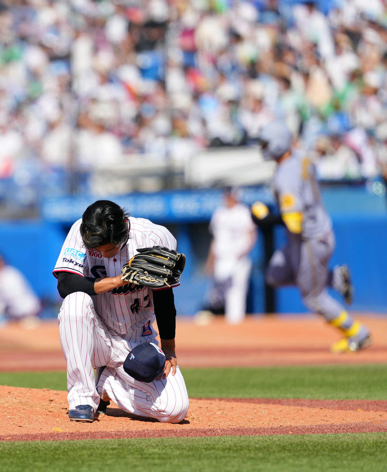 ヤクルト対阪神　5回表阪神2死二塁、森下（後方）に2点本塁打を浴び、ひざまずき悔しがる高橋（撮影・狩俣裕三）
