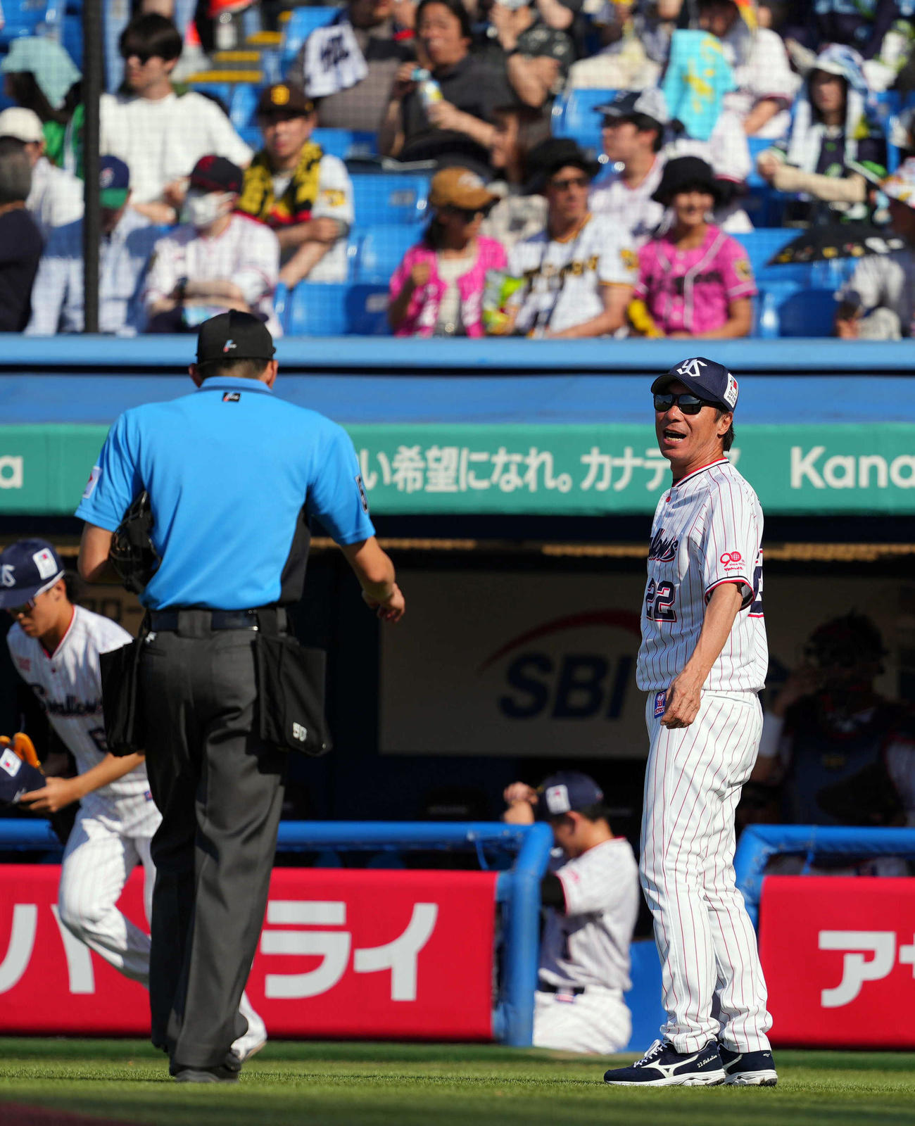 ヤクルト対阪神　6回裏を終え、球審に選手交代を伝える高津監督（撮影・狩俣裕三）