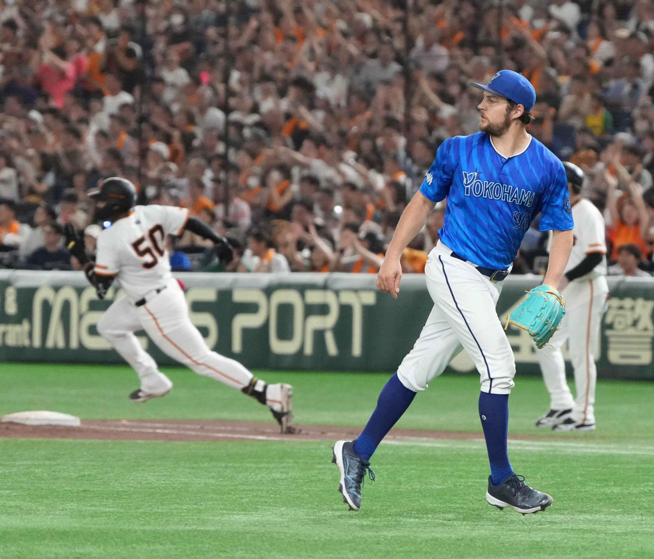 巨人対DeNA 6回裏巨人1死満塁、DeNA先発のバウアーはオコエ（左）に走者一掃の3点適時三塁打を許す（撮影・小沢裕）