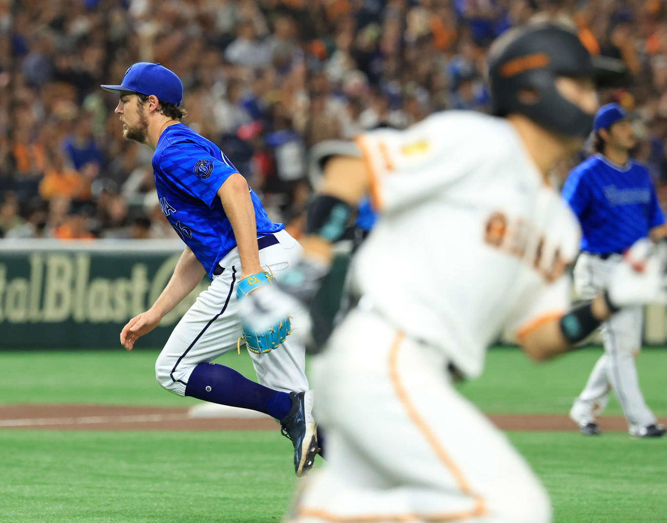 巨人対DeNA 6回裏巨人無死一塁、門脇（手前）に右二塁打を許し、カバーに走るバウアー（撮影・浅見桂子）