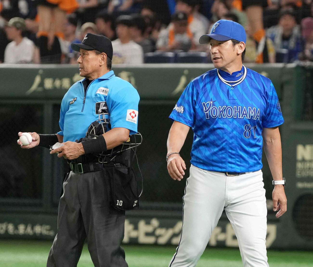 巨人対DeNA　選手交代を告げベンチへ引き揚げるDeNA三浦監督（撮影・小沢裕）
