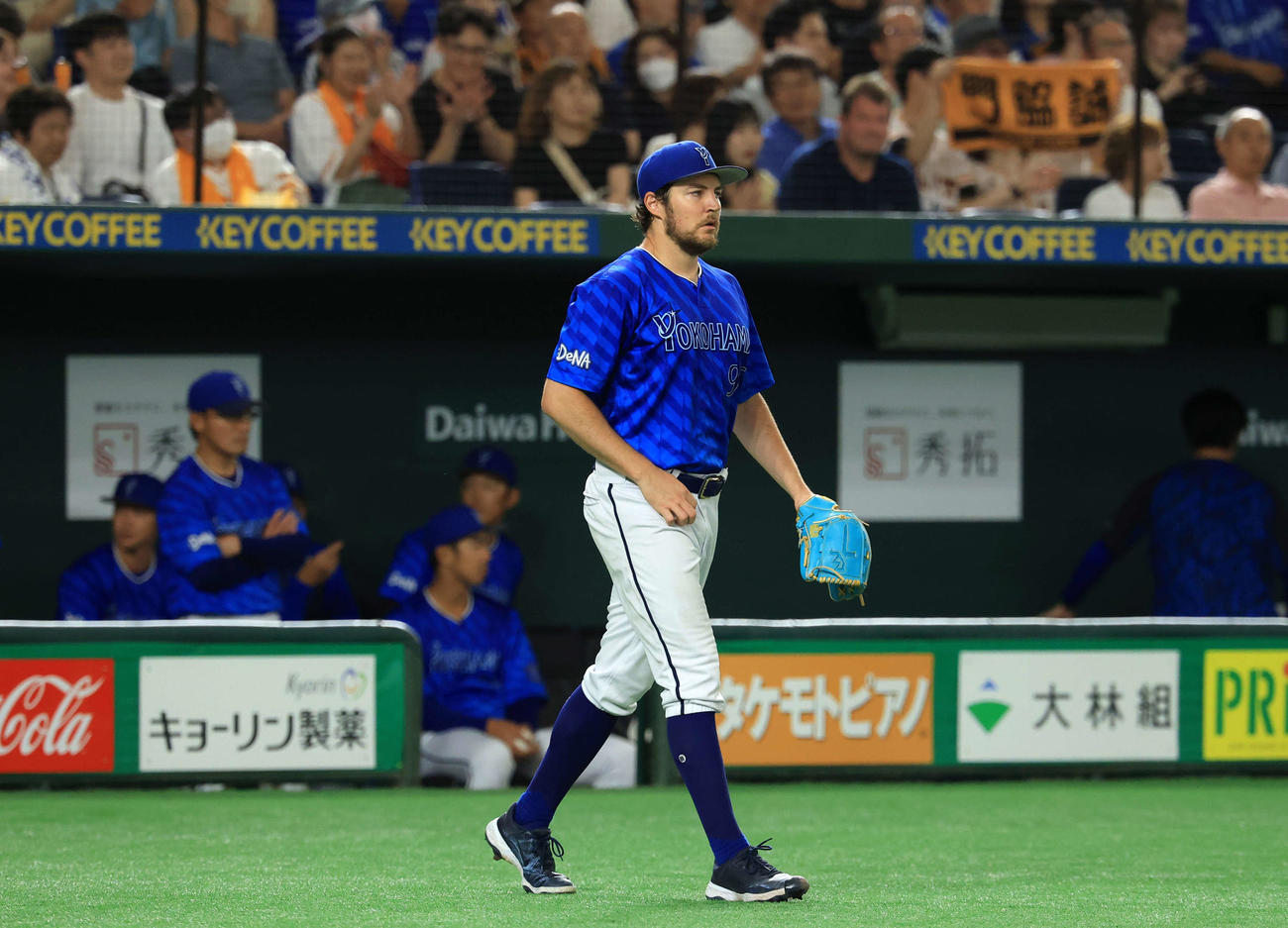 巨人対DeNA 6回裏巨人無死一塁、門脇に右二塁打を許し、カバーに入ったバウアーはベンチを背にマウンドに戻る（撮影・浅見桂子）