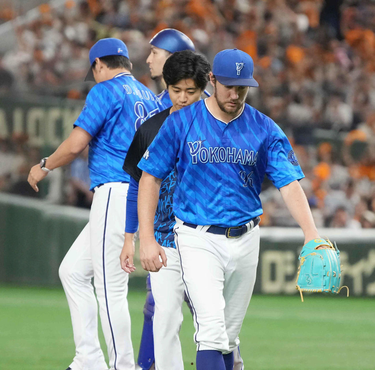 巨人対DeNA 6回裏巨人1死満塁、DeNA先発のバウアー（右）はオコエ瑠偉に走者一掃の3点適時三塁打を許し降板する（撮影・小沢裕）