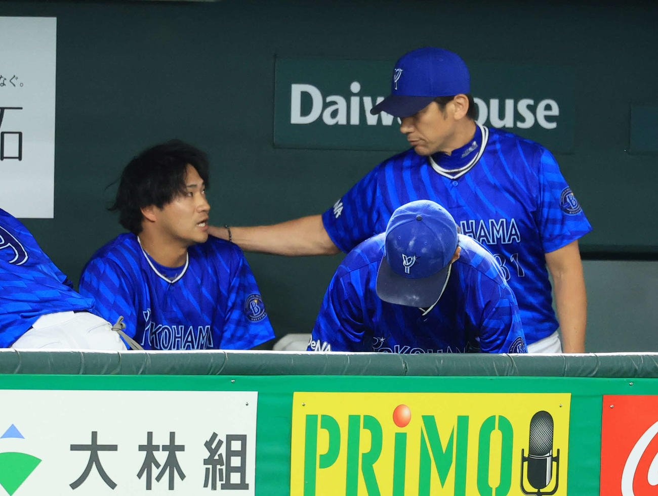 巨人対DeNA 6回裏巨人の攻撃途中から抑えた岩田（左）をねぎらう三浦監督（撮影・浅見桂子）