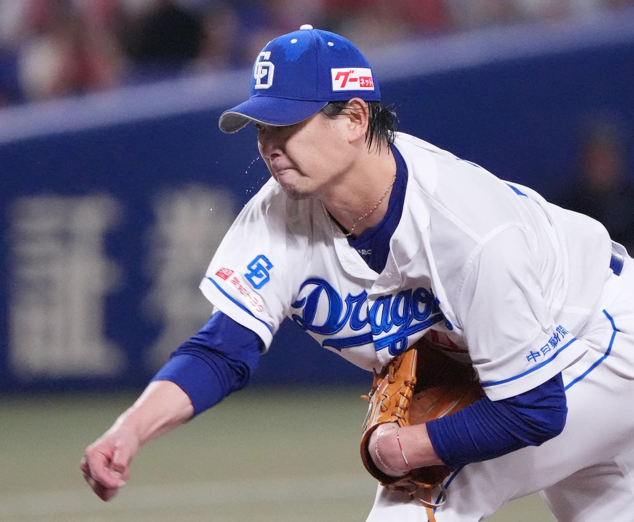 中日対広島　5回表、汗を飛ばし力投する中日先発の涌井（撮影・森本幸一）