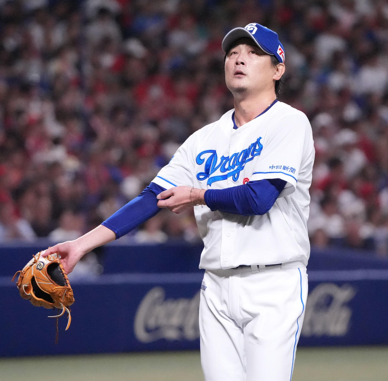 中日対広島　6回表終了、ベンチへ戻る涌井（撮影・森本幸一）
