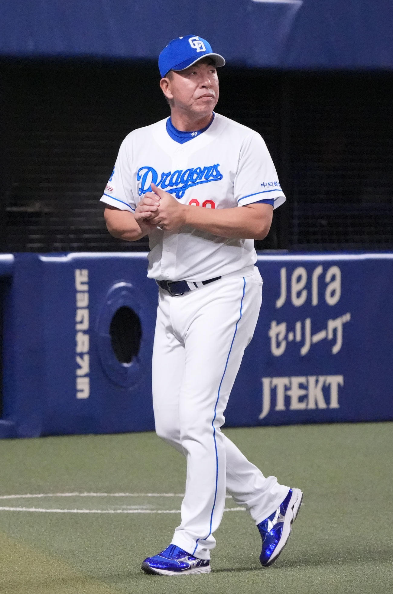 中日対広島　6回終了、選手交代を告げる井上監督（撮影・森本幸一）