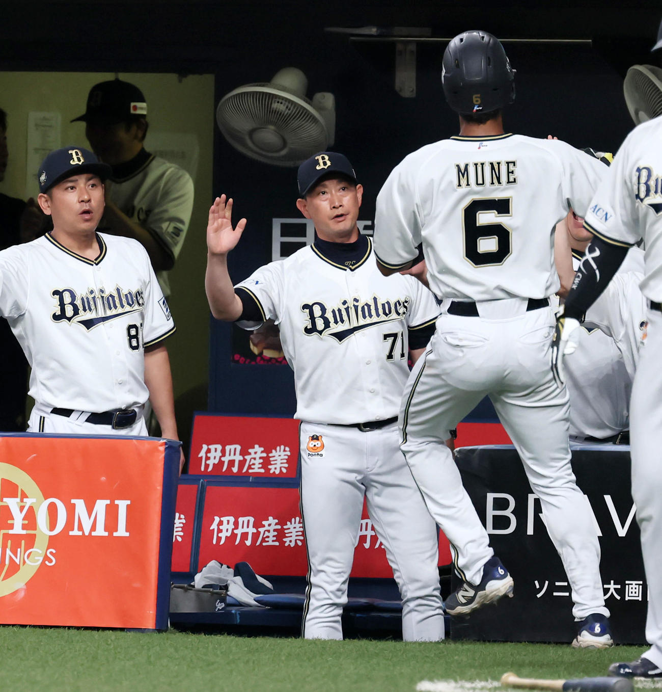 オリックス対楽天　5回裏オリックス無死一塁、中川の左線適時二塁打で勝ち越しに成功しベンチで生還した一塁走者宗（右）とタッチする岸田監督（撮影・加藤哉）
