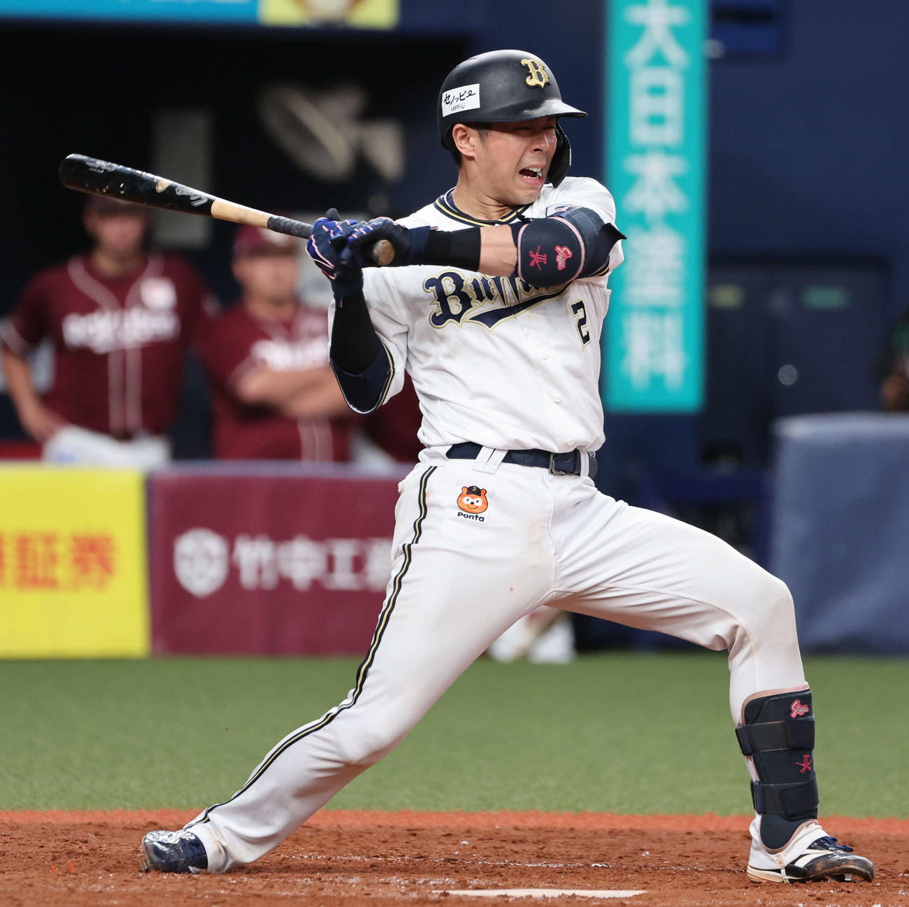 オリックス対楽天　5回裏オリックス2死満塁、若月は右手に死球を受け、押し出しとなる（撮影・西尾就之）