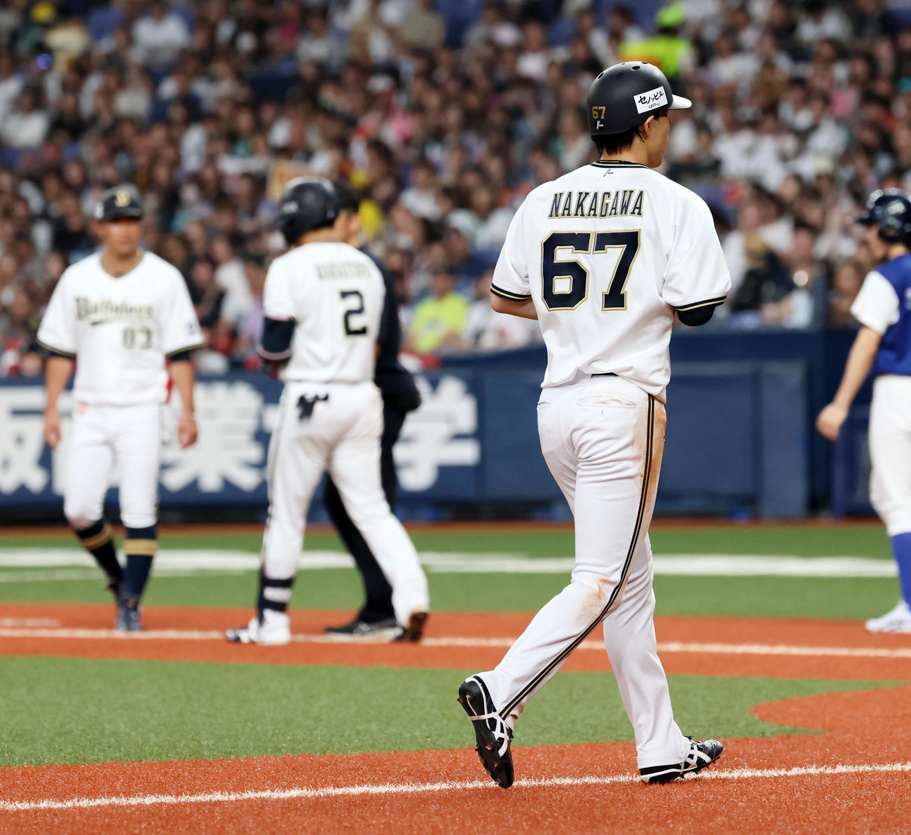 オリックス対楽天　5回裏オリックス2死満塁、若月の押し出し死球で生還する三塁走者中川（撮影・加藤哉）