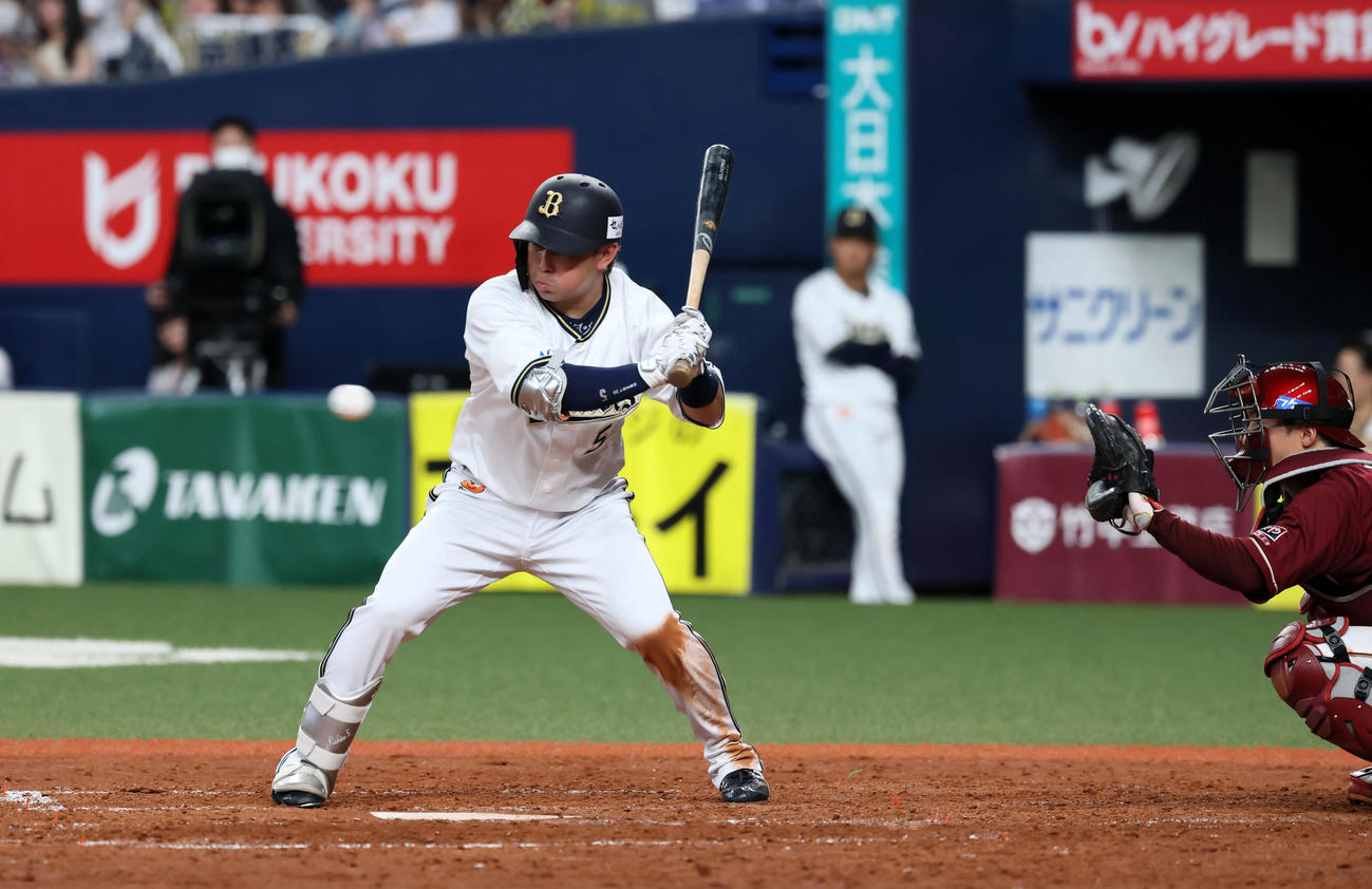 オリックス対楽天　5回裏オリックス2死満塁、西野は四球を選んで押し出しとなる（撮影・加藤哉）