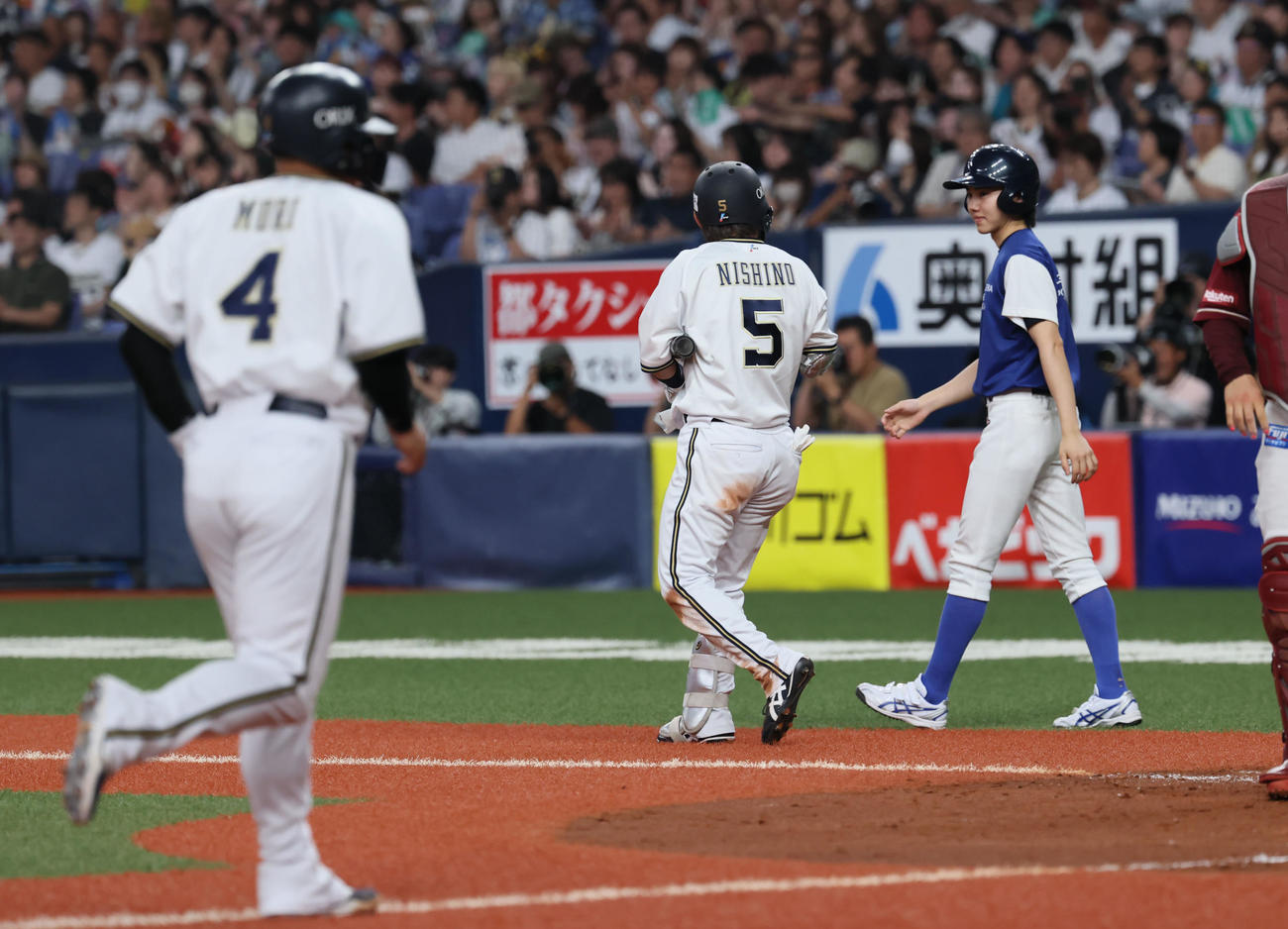オリックス対楽天　5回裏オリックス2死満塁、西野は四球を選んで押し出しとなる（撮影・加藤哉）