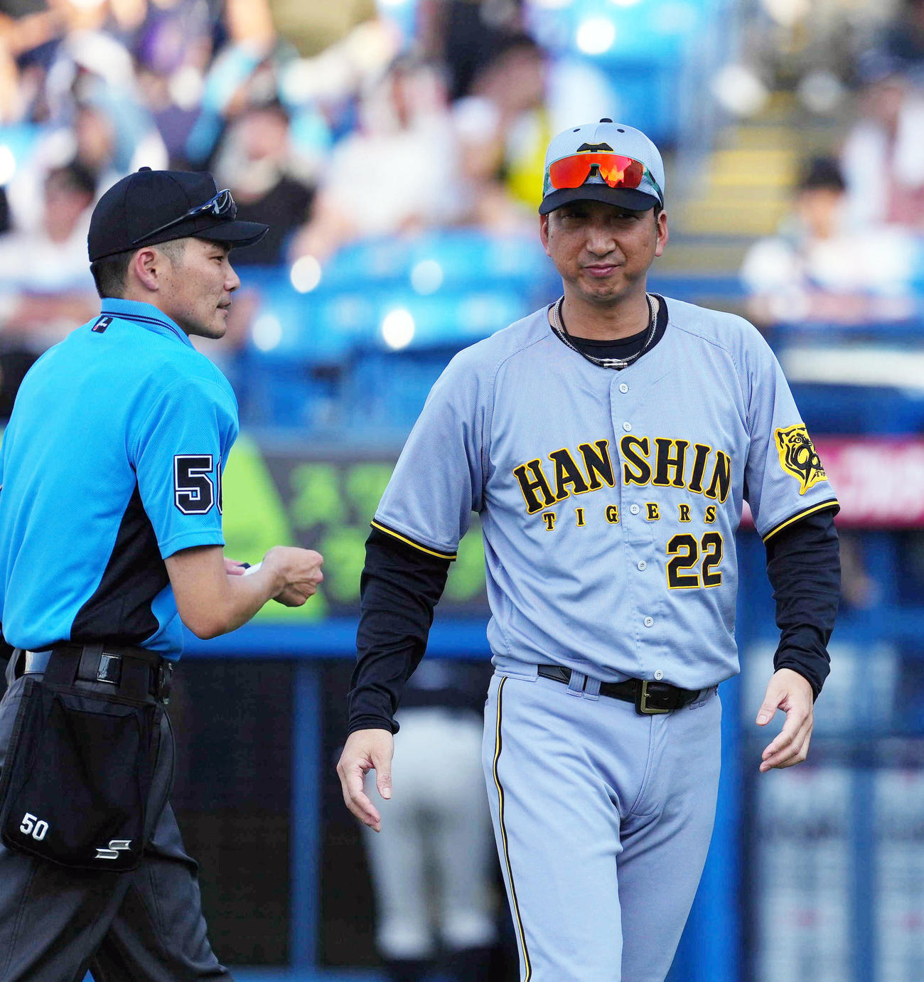 ヤクルト対阪神　8回表を終え、選手の交代を告げる阪神藤川監督（撮影・狩俣裕三）