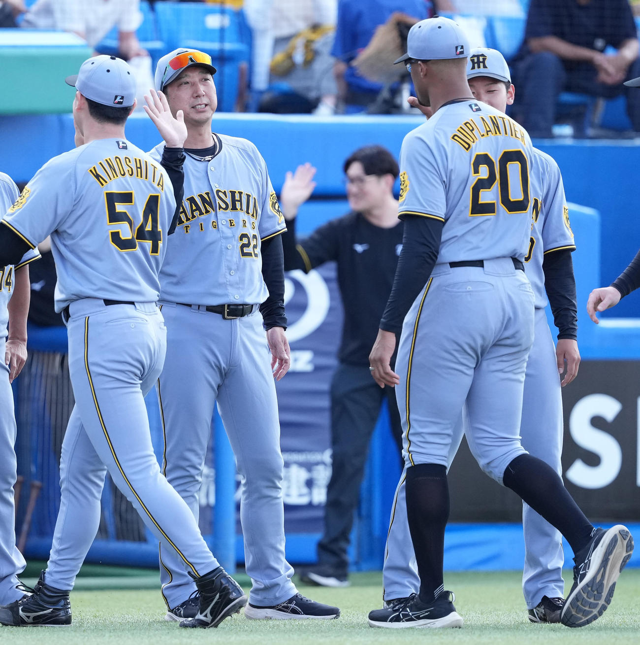 ヤクルト対阪神　ヤクルトに勝利し、デュプランティエ（右手前）を迎える阪神藤川監督（左から2人目）（撮影・鈴木みどり）