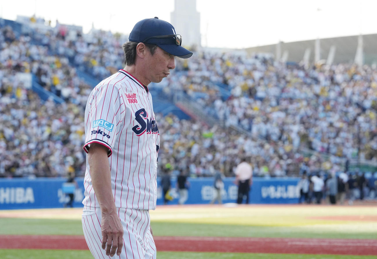 ヤクルト対阪神　阪神に敗れ、うつむきながら引き揚げるヤクルト高津監督（撮影・鈴木みどり）