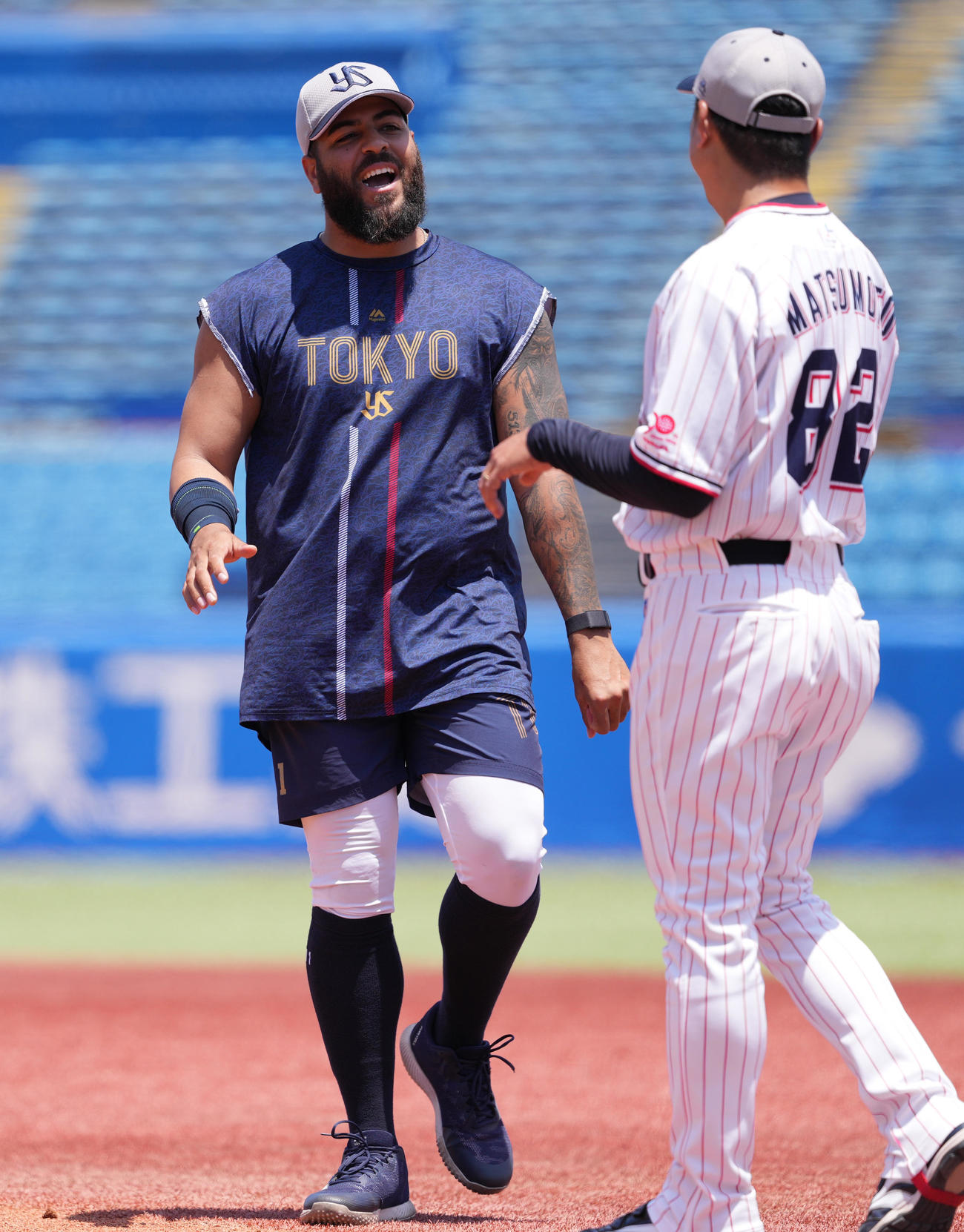 ヤクルト対阪神　試合前練習で笑顔のヤクルト・アビラ（撮影・鈴木みどり）