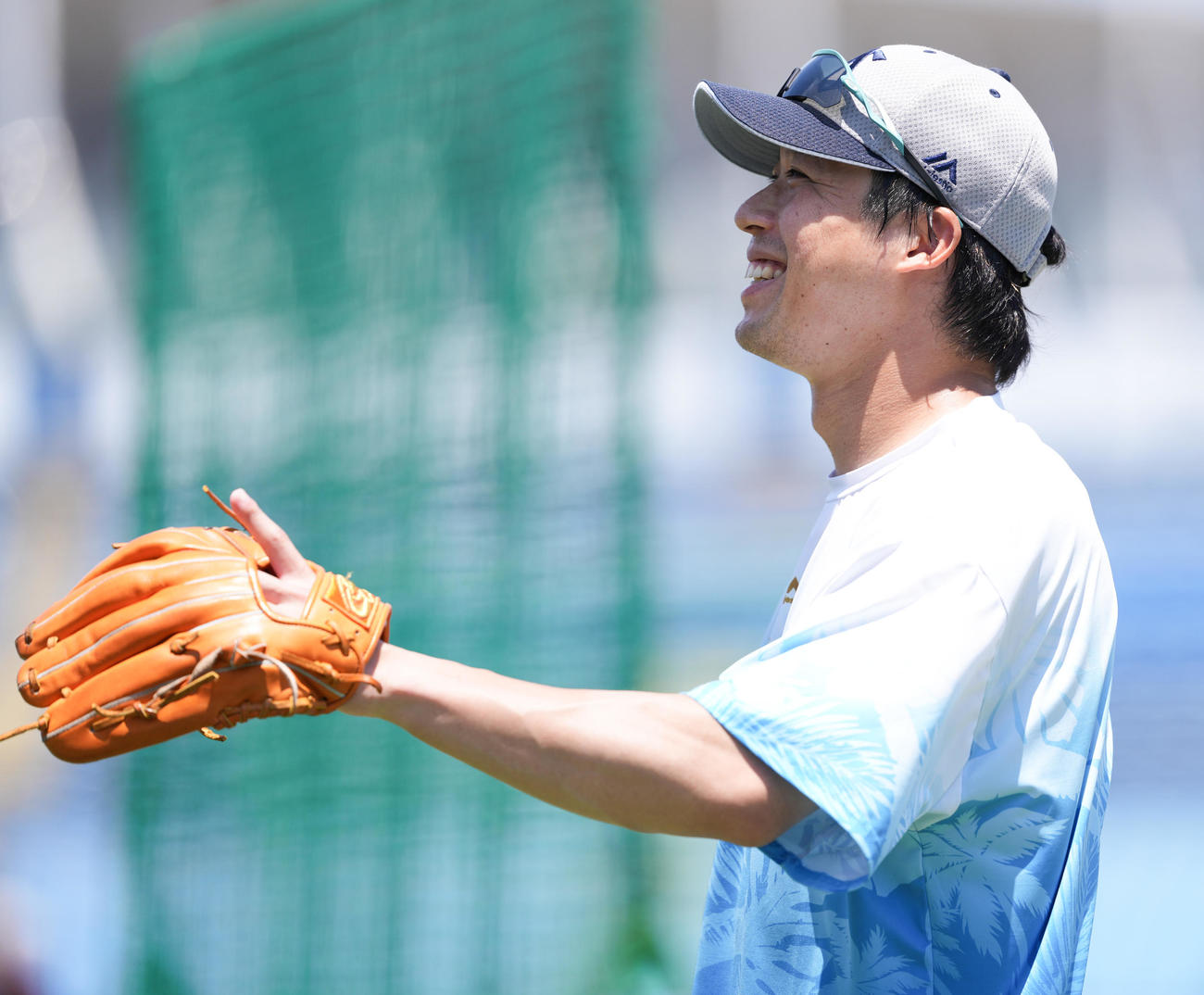 ヤクルト対阪神　試合前練習で笑顔のヤクルト山田（撮影・鈴木みどり）