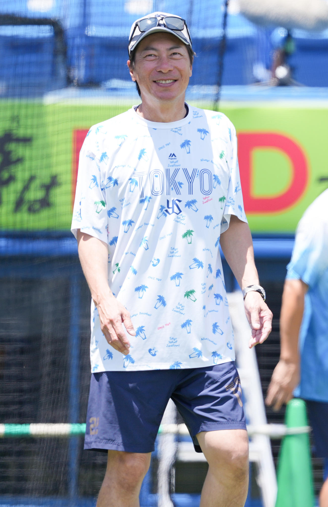 ヤクルト対阪神　試合前練習で笑顔のヤクルト高津監督（撮影・鈴木みどり）