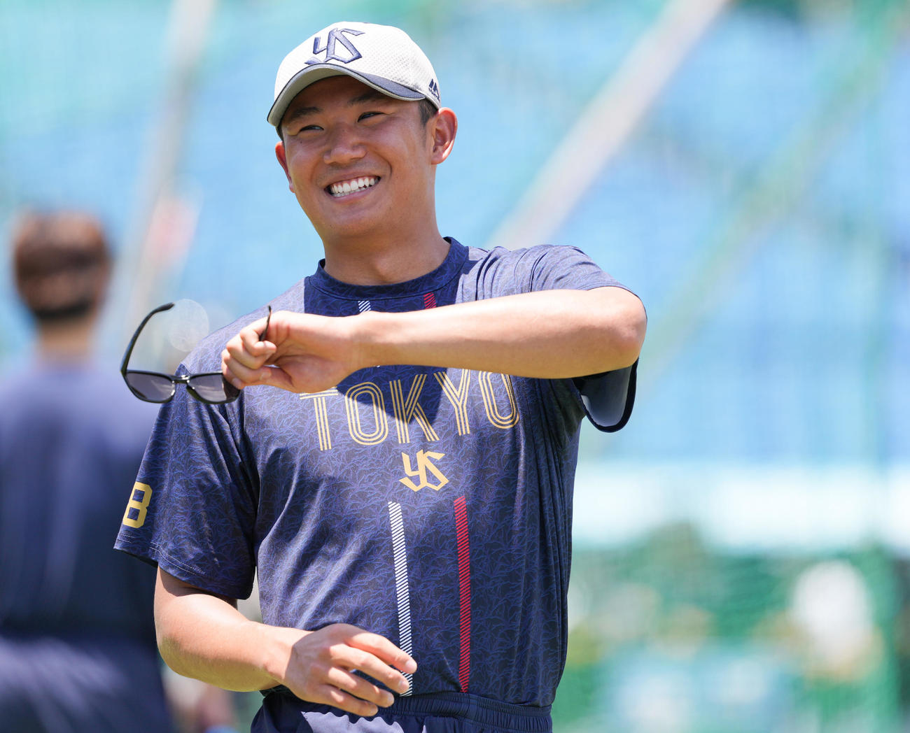 ヤクルト対阪神　試合前練習で笑顔のヤクルト奥川（撮影・鈴木みどり）