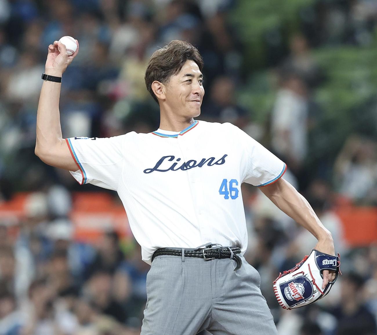 西武対日本ハム　開始前、セレモニアルピッチを務めるG．G．佐藤氏（撮影・河田真司）