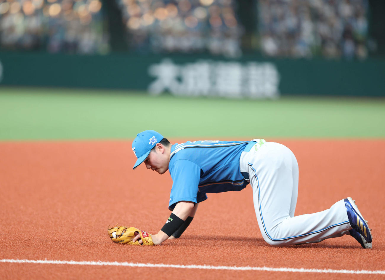 西武対日本ハム　1回裏西武2死、渡部聖弥の三直を好捕する清宮幸（撮影・河田真司）