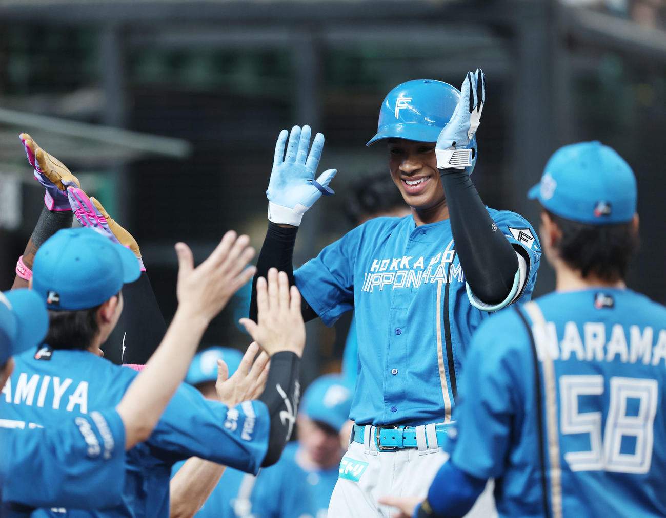 西武対日本ハム　3回表日本ハム無死、中越え先制ソロ本塁打で生還する万波（撮影・河田真司）
