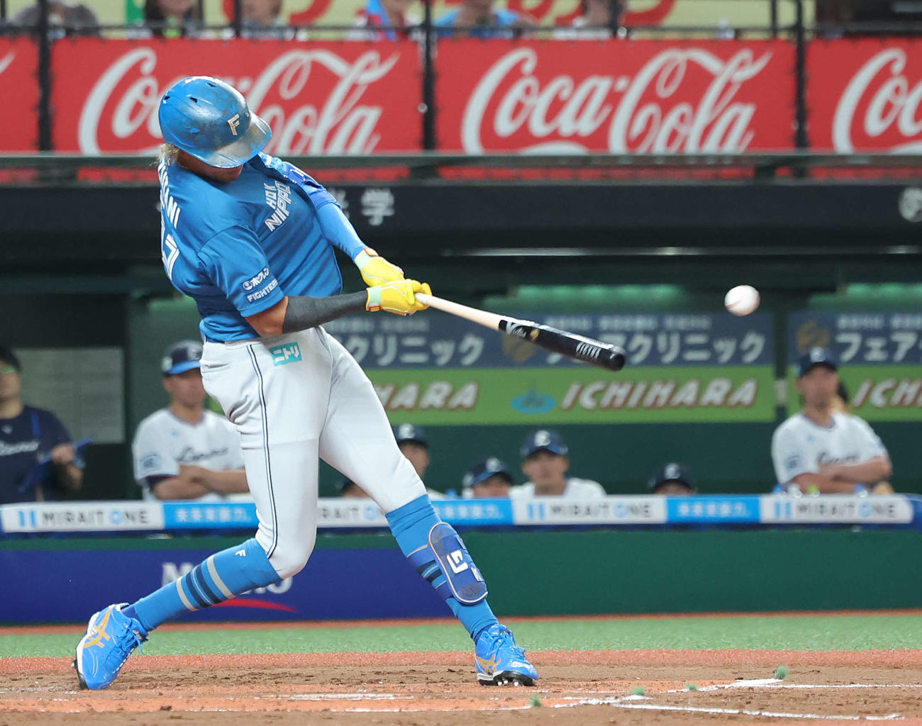 西武対日本ハム　3回表日本ハム無死、左前打を放つ水谷（撮影・河田真司）
