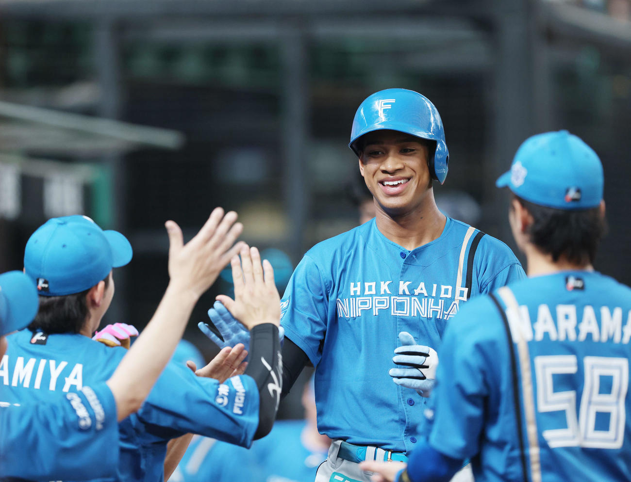 西武対日本ハム　3回表日本ハム無死、中越え先制ソロ本塁打で生還する万波（撮影・河田真司）