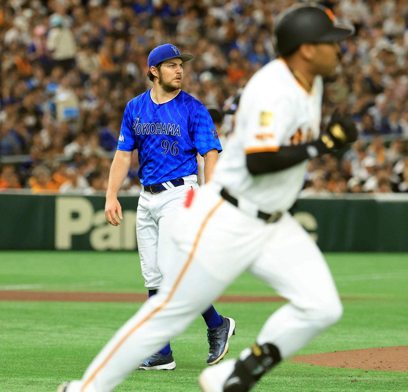 巨人対DeNA 2回裏巨人2死満塁、オコエ（手前）を右飛に仕留めピンチを脱したバウアー（撮影・浅見桂子）