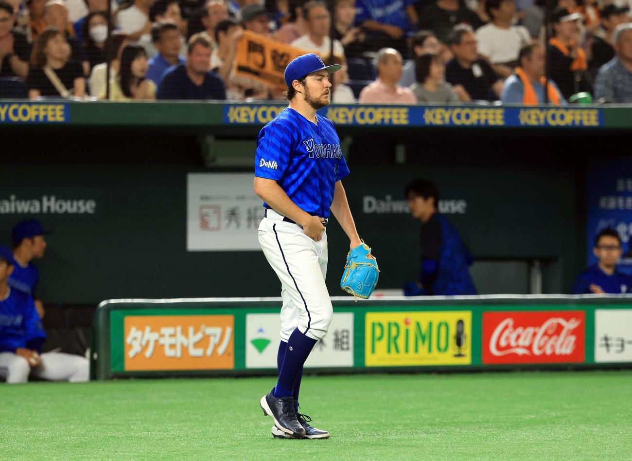 巨人対DeNA 6回裏巨人無死一塁、門脇に右二塁打を許し、カバーに入ったバウアーはベンチを背にマウンドに戻る（撮影・浅見桂子）