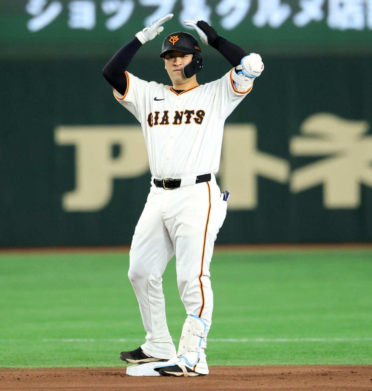 巨人対DeNA 2回裏巨人1死、岸田は二塁打を放ちポーズ（撮影・浅見桂子）