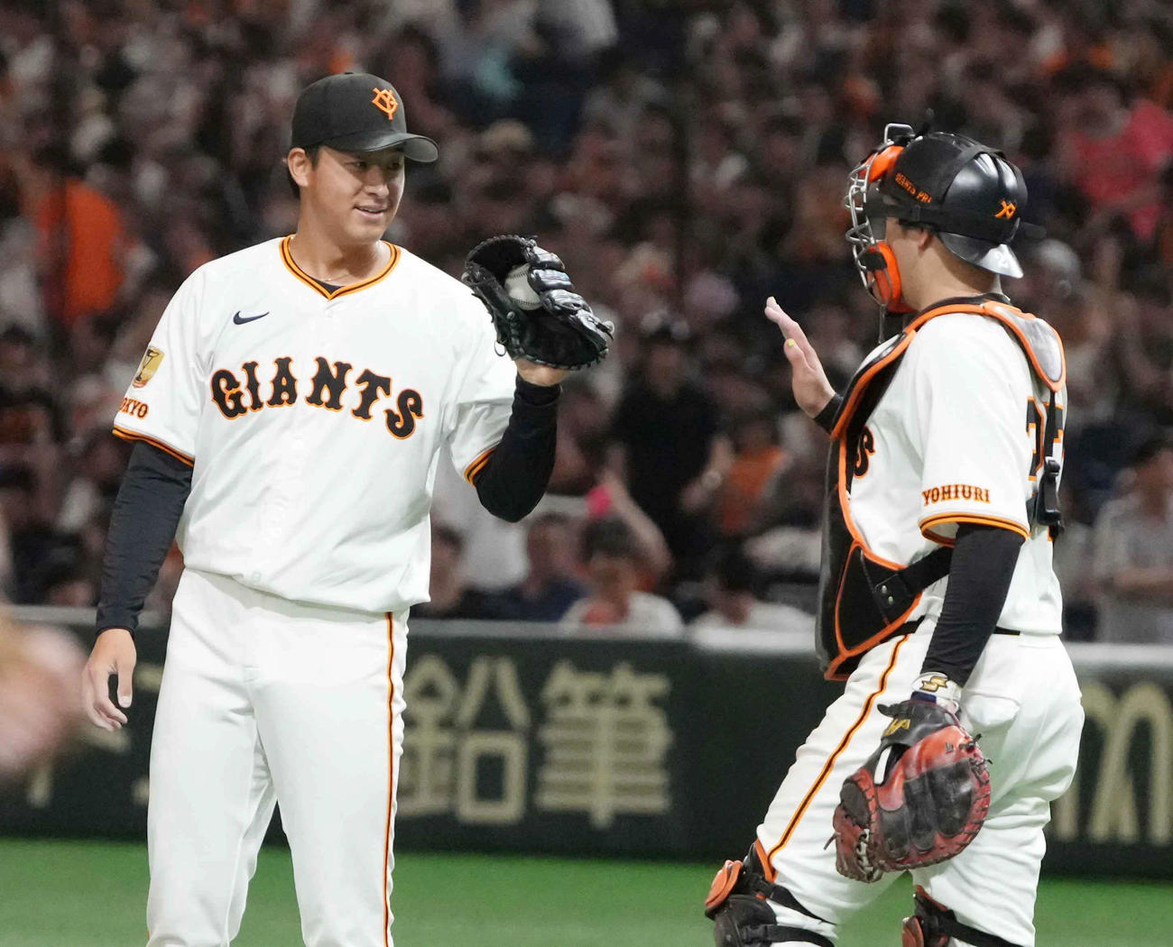 巨人対DeNA 3番手で試合を締めた巨人堀田（左）は岸田とハイタッチ（撮影・小沢裕）
