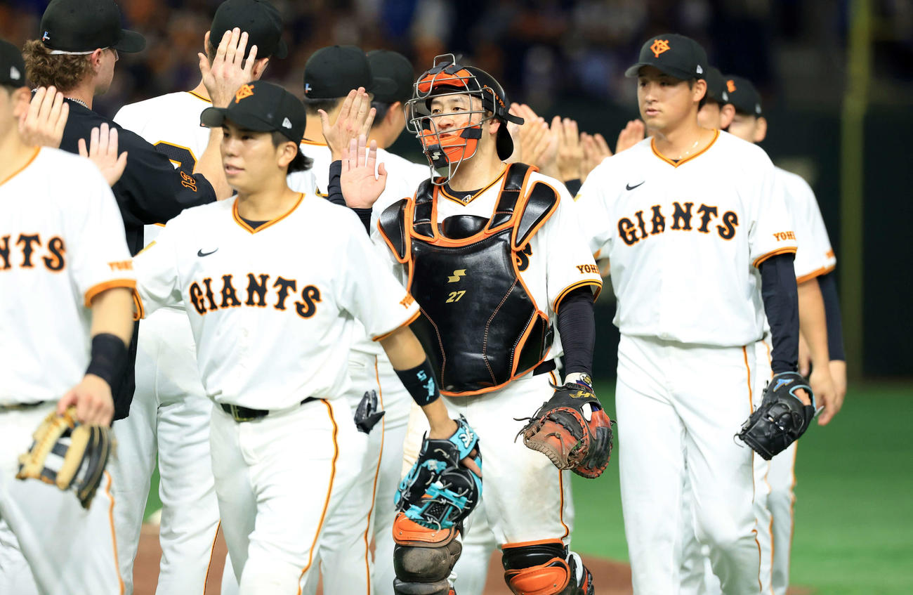 巨人対DeNA　快勝しナインとハイタッチで喜び合う巨人岸田（中央）（撮影・浅見桂子）