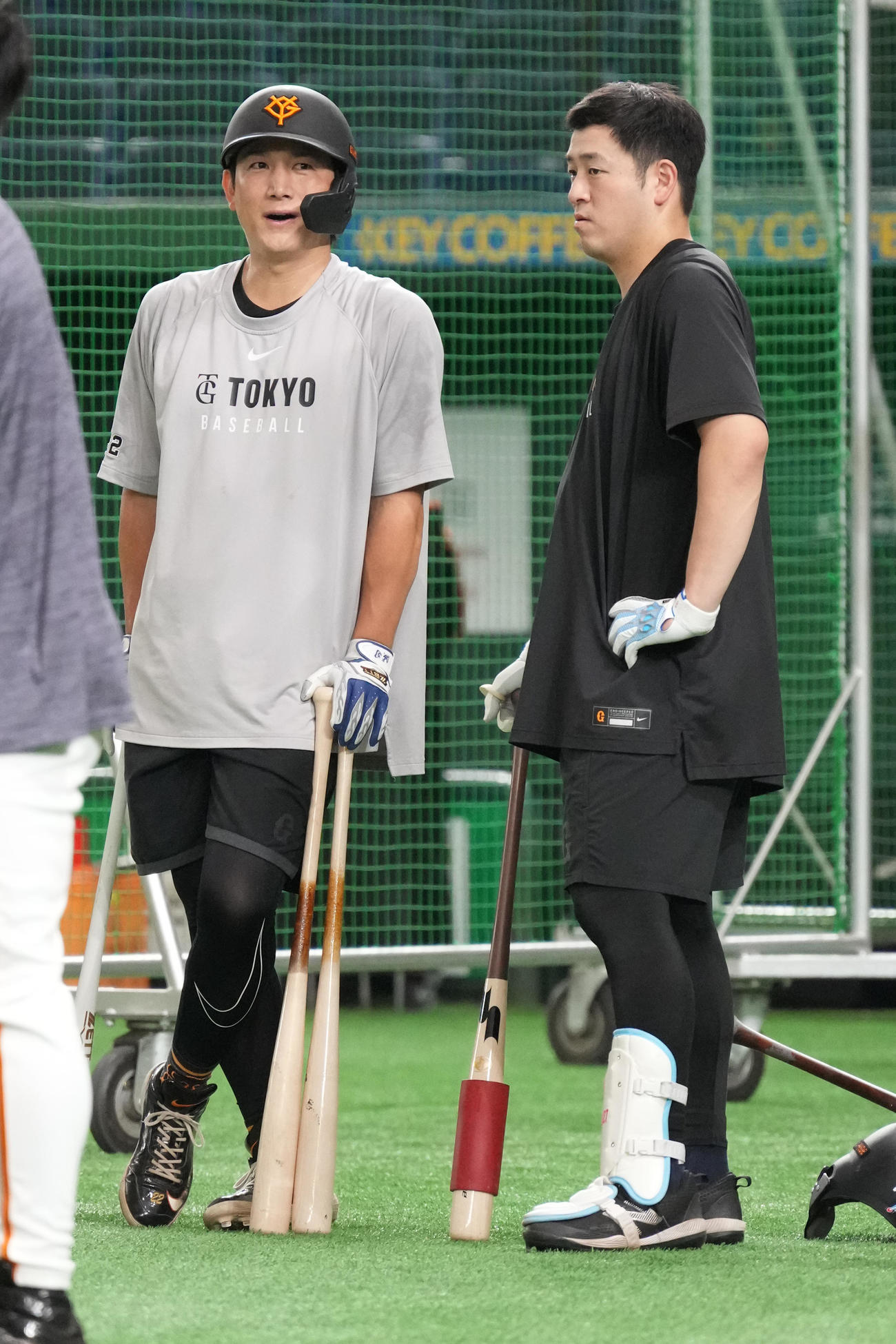 巨人対DeNA　試合前の練習に臨む巨人小林（左）と岸田（撮影・小沢裕）