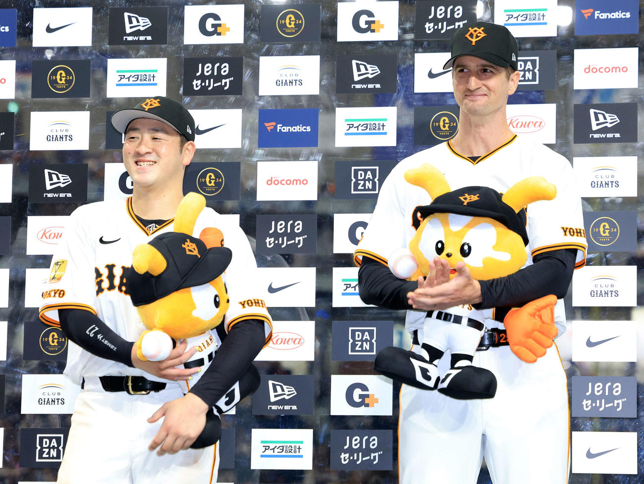 巨人対DeNA　ヒーローインタビューで笑顔の巨人岸田（左）とグリフィン（撮影・浅見桂子）
