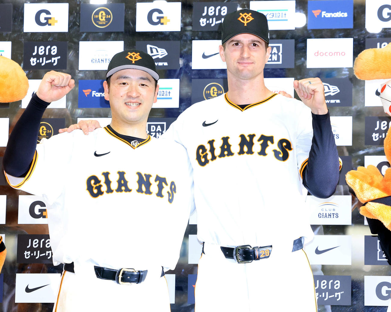 巨人対DeNA　ヒーローインタビュー後、笑顔でガッツポーズする巨人岸田（左）とグリフィン（撮影・浅見桂子）