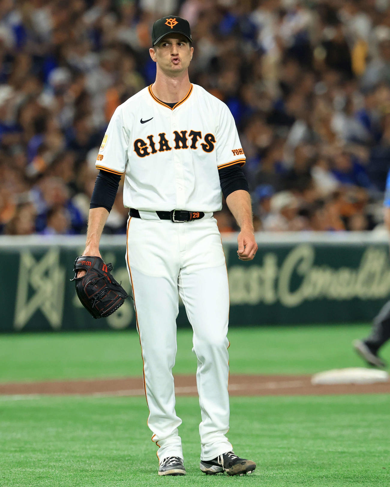 巨人対DeNA 7回表DeNA2死一塁、蝦名達夫を右飛に仕留め、口をすぼめるグリフィン（撮影・浅見桂子）