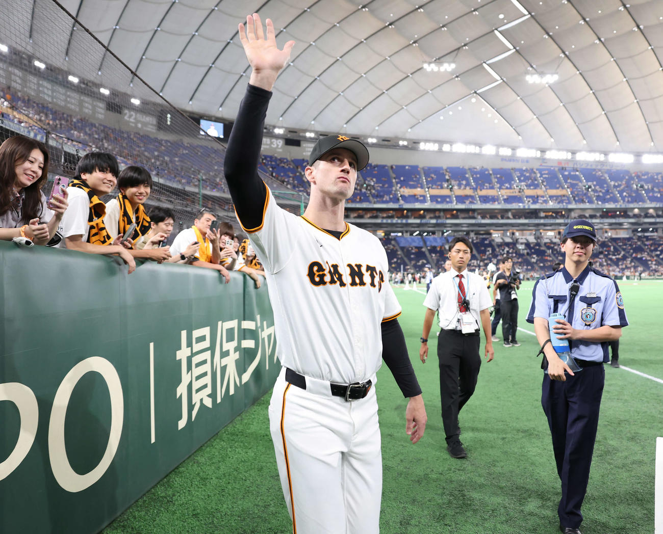 巨人対DeNA　場内1周でスタンドに手を振る巨人グリフィン（撮影・浅見桂子）