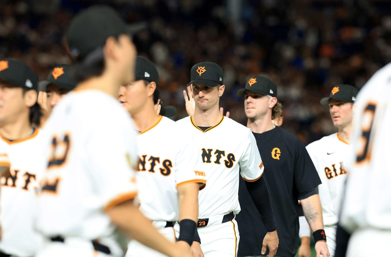 巨人対DeNA　快勝しナインとハイタッチで喜び合う巨人グリフィン（中央）（撮影・浅見桂子）