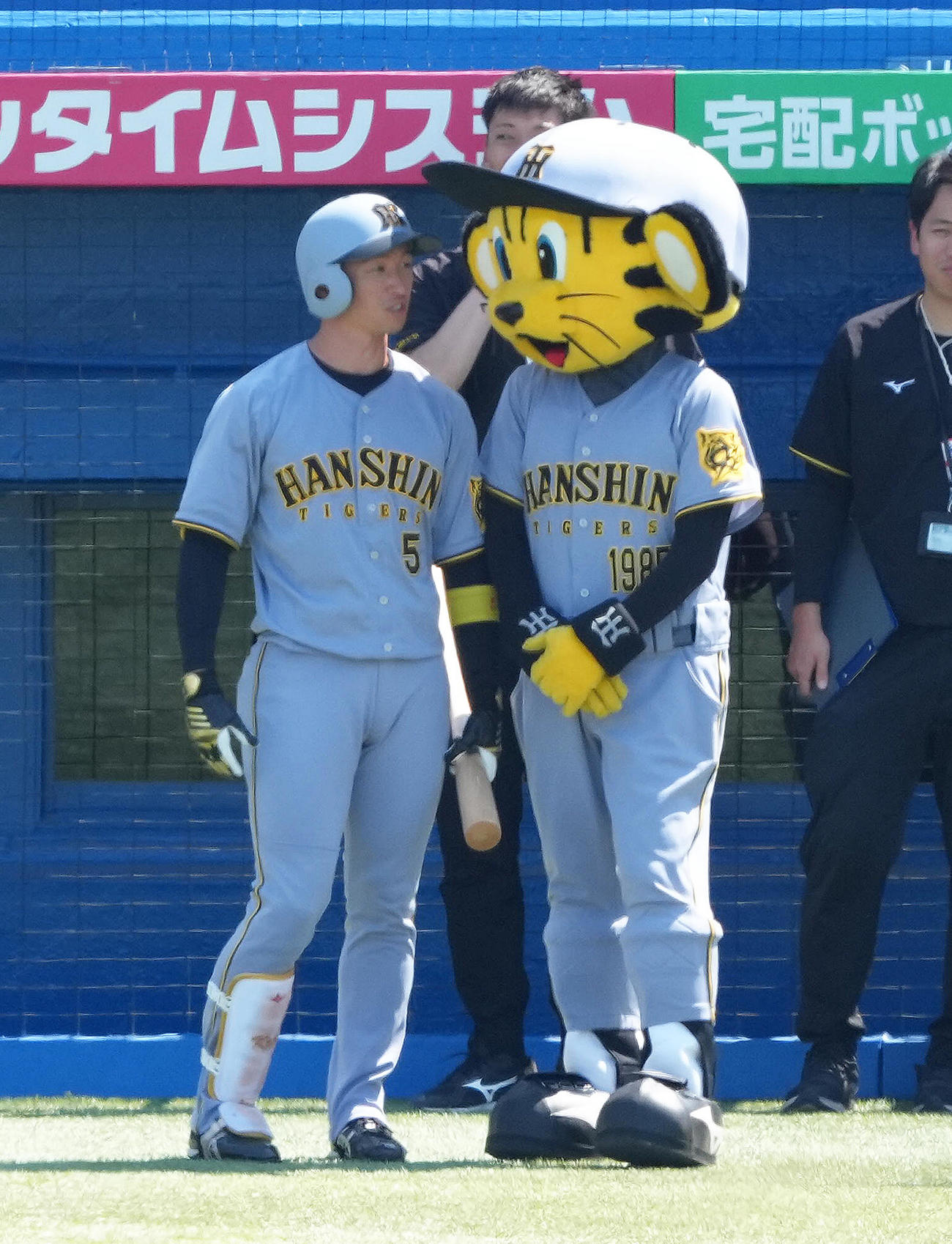 試合開始直前、交流する阪神近本（左）とトラッキー（撮影・足立雅史）