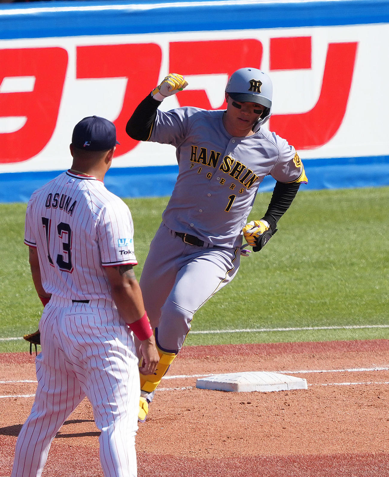 ヤクルト対阪神　5回表阪神2死二塁、森下は先制2点本塁打を放ちガッツポーズ（撮影・足立雅史）